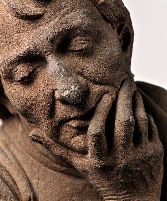 4-bustehomme_accoudedetail